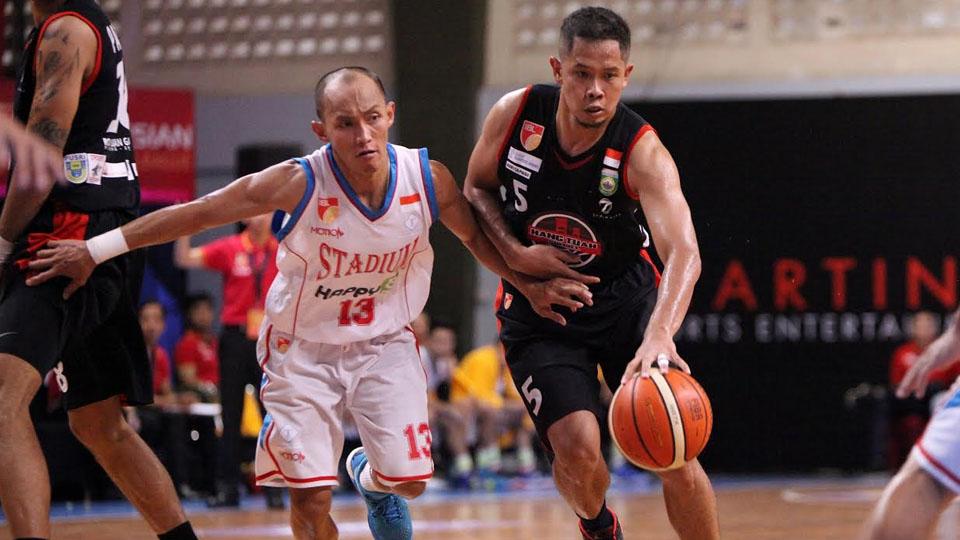 Andrie Ekayana (kanan) Hangtuah Sumsel, jadi pemain dengan top perform usai mencetak 13 poin, 9 rebounds, 6 assist. - INDOSPORT